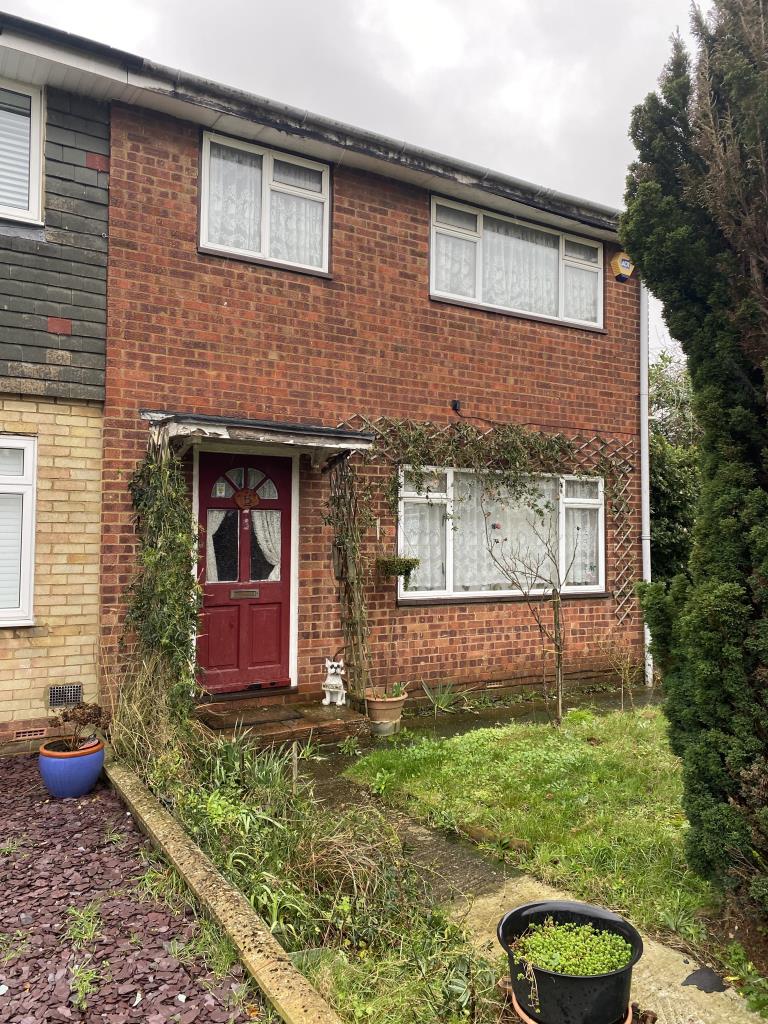 Lot: 29 - THREE-BEDROOM SEMI-DETACHED HOUSE FOR IMPROVEMENT - 5 Grebe Court - front of property